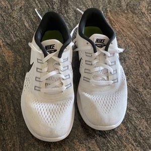White nike free rn with black check size 7